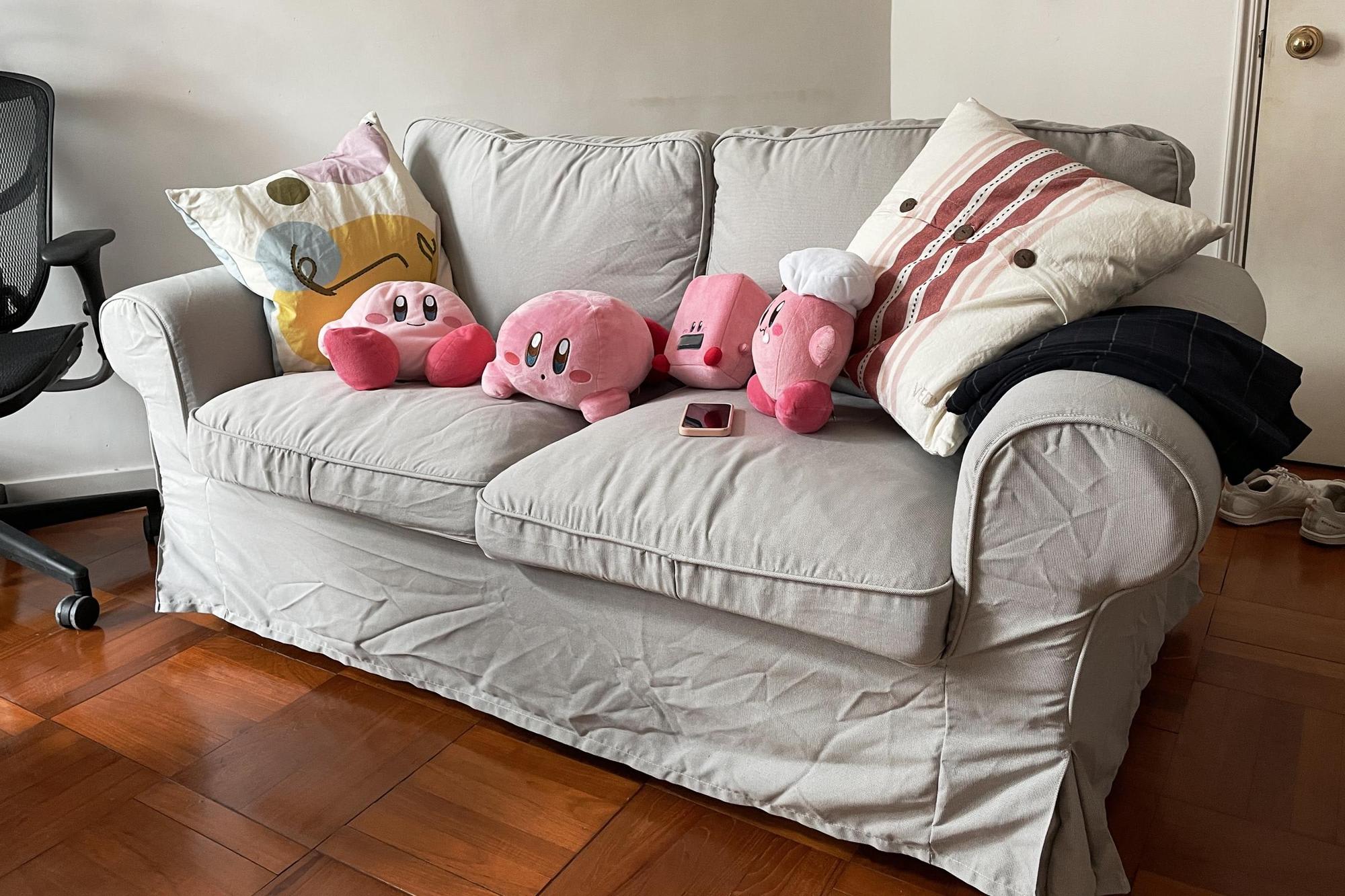 A sofa with many Kirbys. How cosy it is!