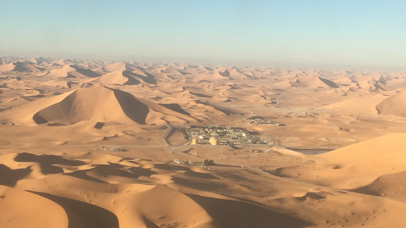 A panoramic aerial shot of Cepsa’s oil field located in a sprawling desert region. The facility is surrounded by undulating sand dunes, illustrating the remote and challenging conditions for oil spill response operations.