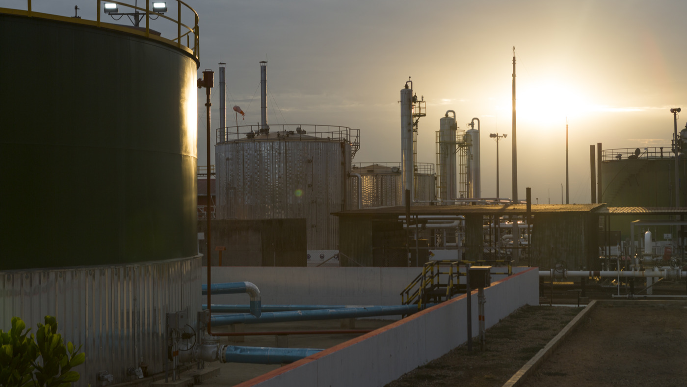  A striking image capturing Cepsa’s oil refinery at sunset. The photograph features large storage tanks and an intricate network of pipelines, highlighting the industrial complexity of oil processing operations and response readiness.