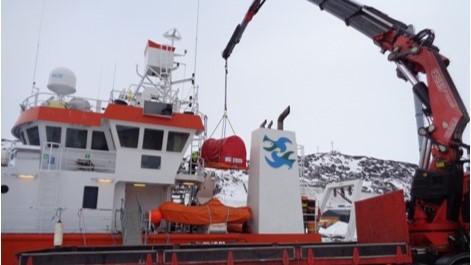 Due to high winds and propulsion issues, the deployment vessel Sanna was unable to dock starboard side in Nuuk. As a result, a Hiab crane with a 16m reach and a 3.5t lifting capacity was rapidly sourced to offload essential response equipment at short notice. This highlights the logistical challenges of cold-weather oil spill response operations.