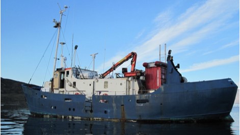 The Minna Martek, originally designated as the offshore tow vessel and accommodation for SCAT and shoreline exercises, encountered a critical issue when its propeller was fouled by sea ice just a day before departure. Thanks to GOSR’s local contacts, a replacement vessel was secured by 08:30 the following morning, ensuring that offshore response operations could proceed as planned.