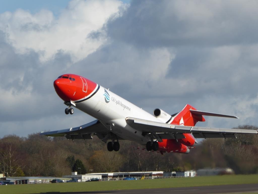 A dynamic shot of the Boeing 727 lifting off the runway, reinforcing the aircraft’s capability for rapid global mobilisation.