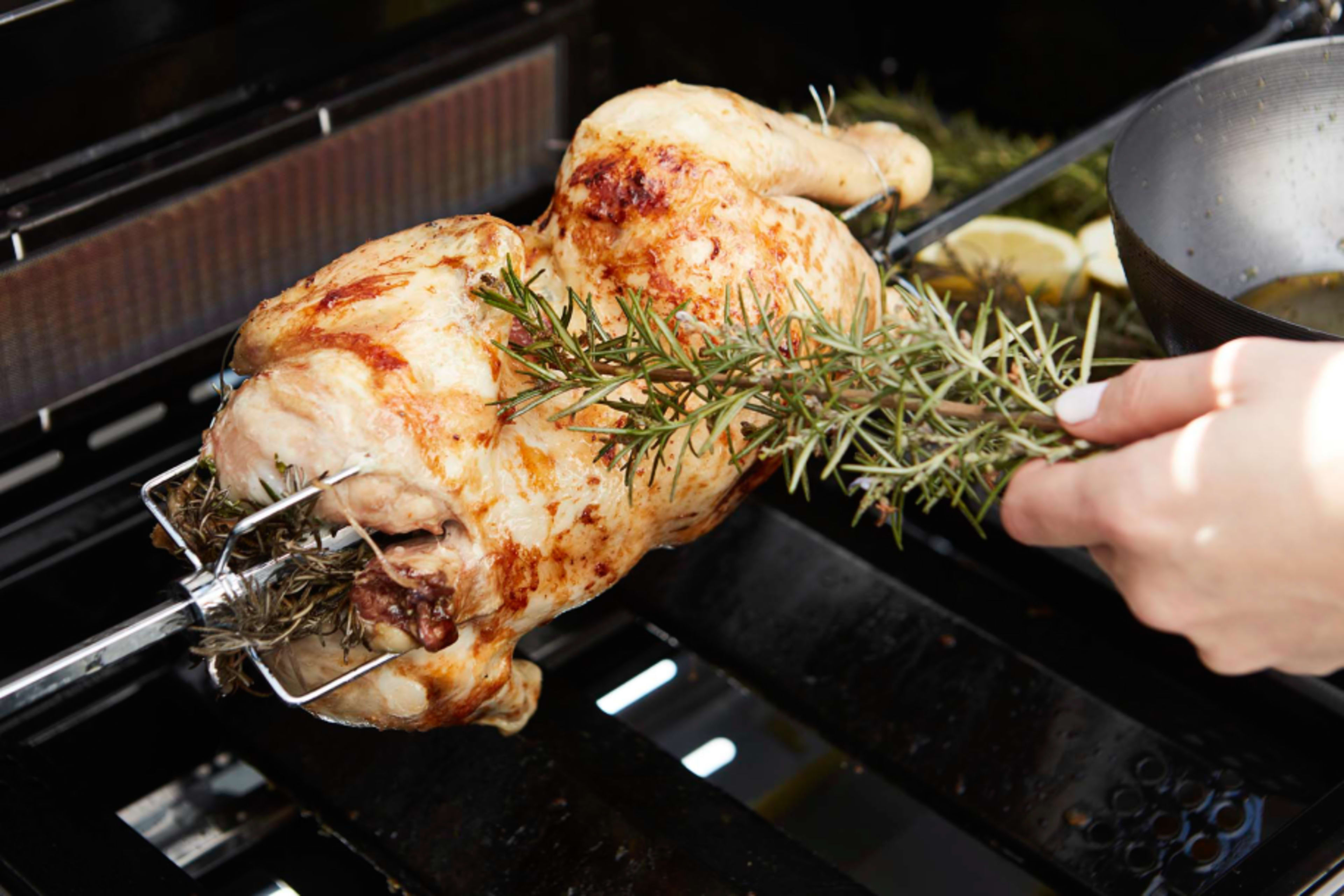 Set for gas barbecue with 2 spit forks