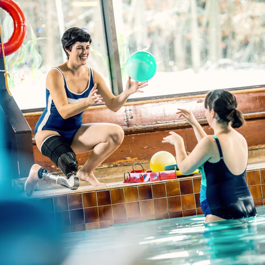 Opens video: "Marie with a patient in the pool"