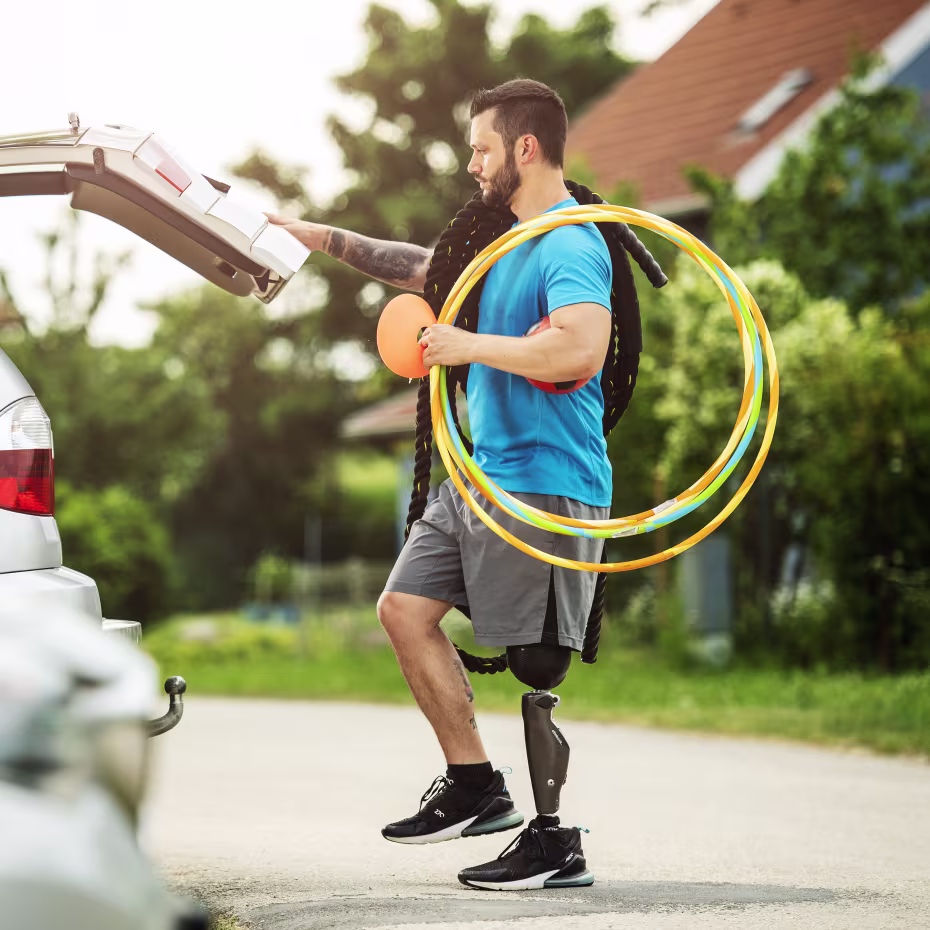 Opens video: "Georg walking to his car with the C-Leg."