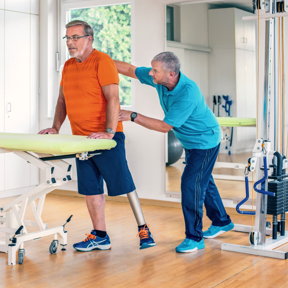 Детлеф и неговият физиотерапевт в терапевтичната зала