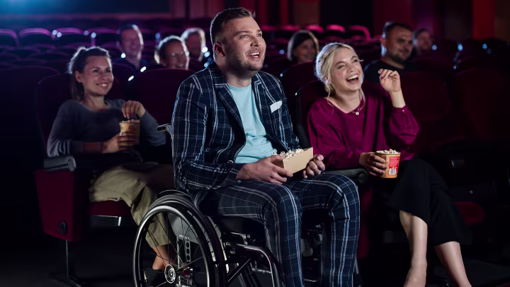 영화관에서 친구들과 함께하는 휠체어 사용자 - Ottobock Motus CS