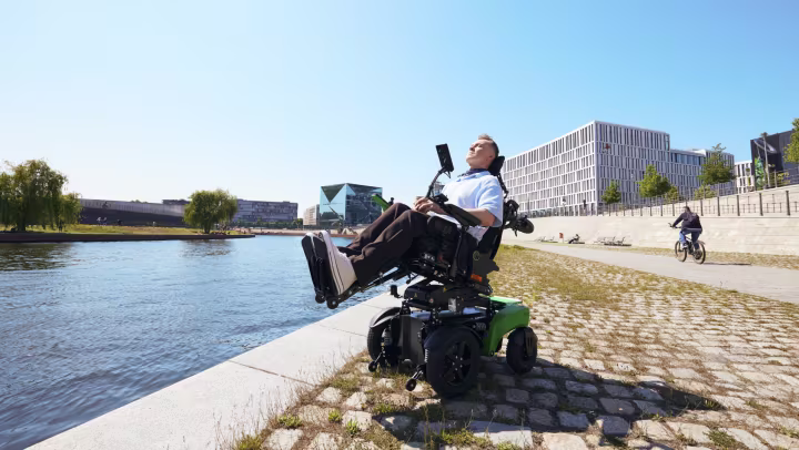 Meta User enjoying the active relax positioning in the Juvo C7 to recover.