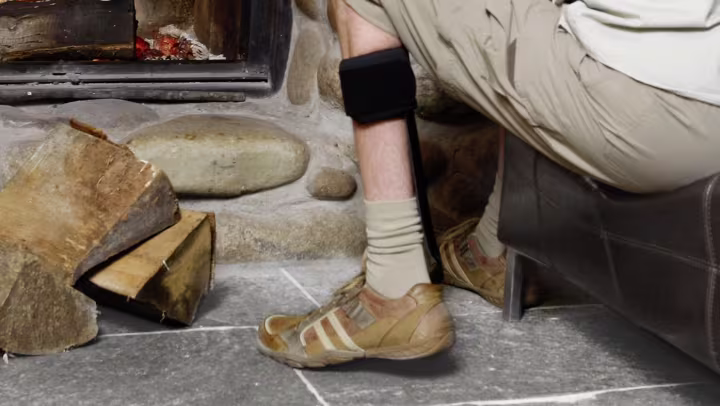 Jürgen đeo nẹp chỉnh hình trong đôi giày mang sẵn