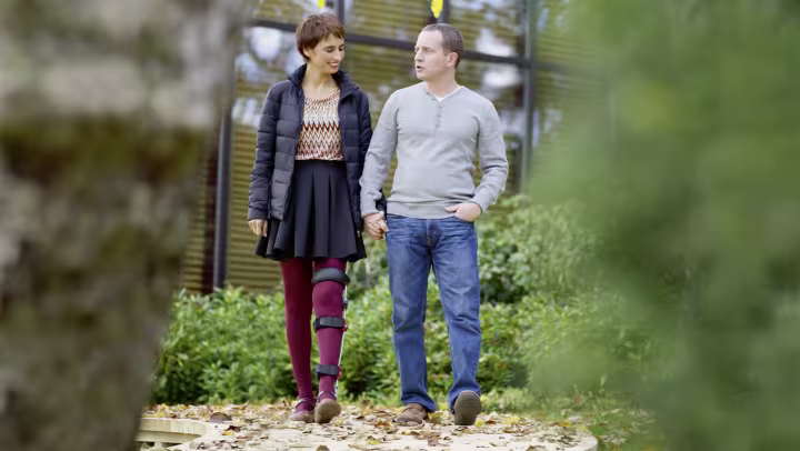 Un couple se promène.