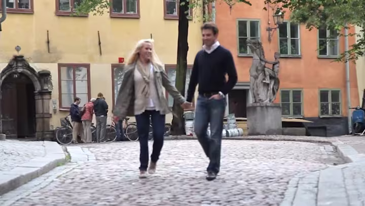 Caroline na procházce s přítelem