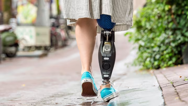 Detailní záběr na Marijino chodidlo Triton side flex, které se bez námahy přizpůsobí bočně se svažujícímu obrubníku.