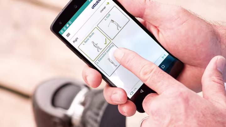 Uživatel naviguje v apce Cockpit pomocí svého chytrého telefonu.