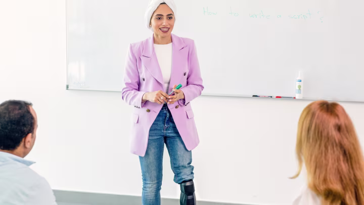 Uživatelka Genium X3 Kerstin dovádí na zahradě se svými dětmi a psem.