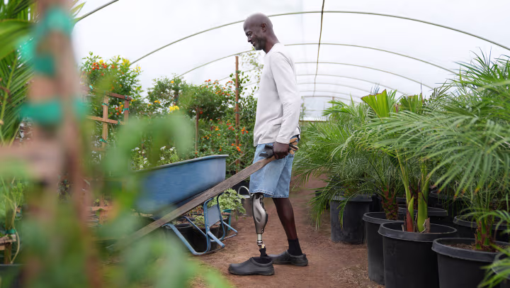 Genium X4 user Marcus working with a wheelbarrow in a confined space in the garden