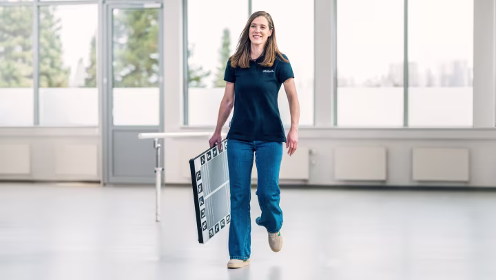 A technician carrying the mobile lazar posture.