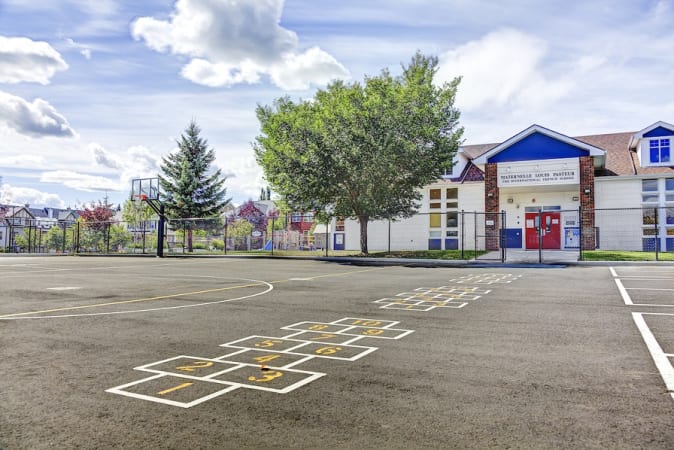 Lycée international de Calgary - In 2000, the school relocated to its current location in the residential neighborhood of Garrison Woods. 