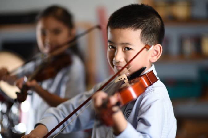 Académie de la Capitale - Students from JK to Grade 8 learn the violin 