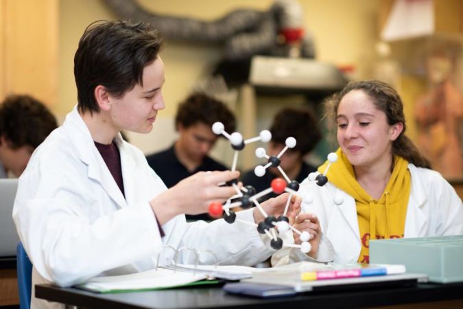 Lycée international de Calgary - Science facilities 1 