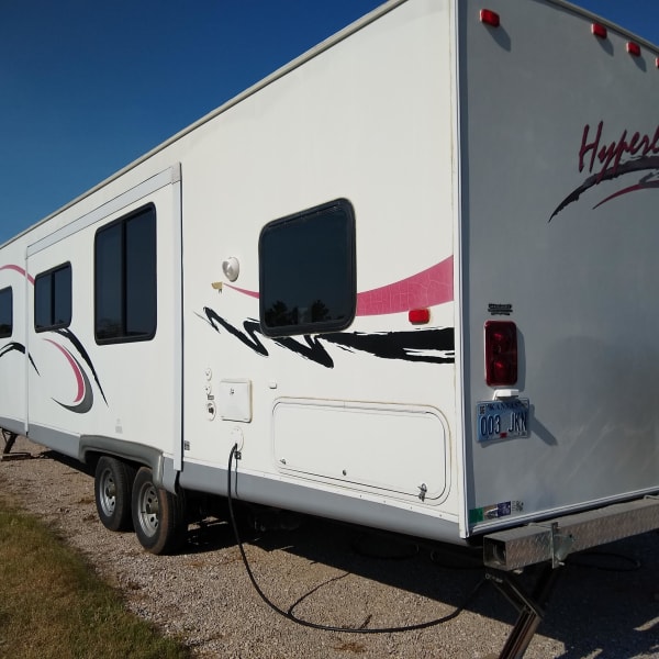 2008 Frontier Hyperlite 28RBH Travel Trailer available for rent in Goddard, Kansas