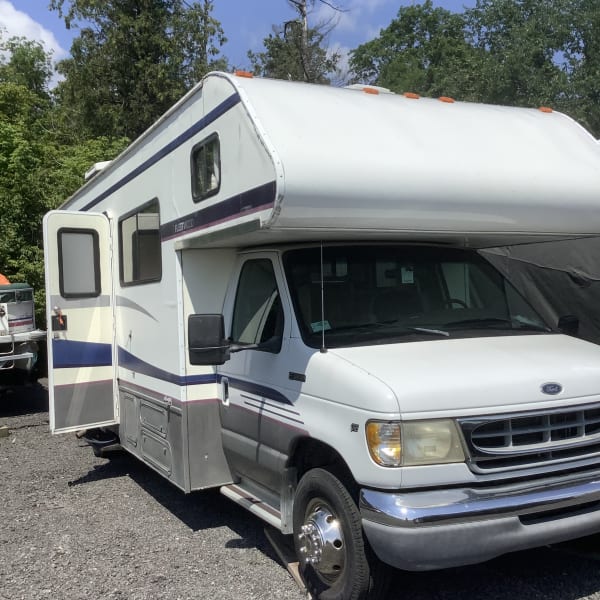 1998 Ford Tioga Class C available for rent in Ottawa, Ontario