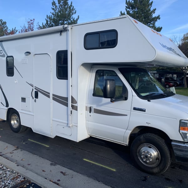 2014 Thor Motor Coach Four Winds Majestic Class C available for rent in Millcreek, Utah