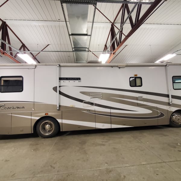 2003 Coachmen Cross Country Elite Class A available for rent in Oelwein, Iowa