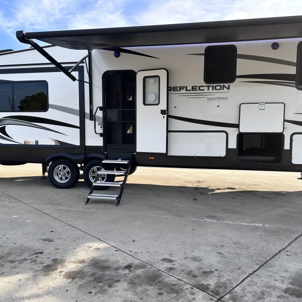 2022 Grand Design Reflection Fifth Wheel available for rent in Bunnell, Florida