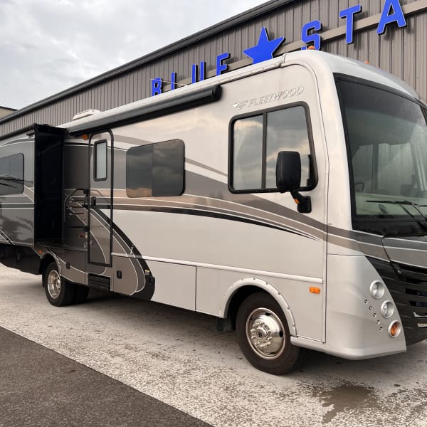 2016 Fleetwood Storm Class A available for rent in Bartlett, Illinois