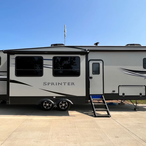 2020 Keystone RV Sprinter Campfire Edition Fifth Wheel available for rent in Murfreesboro, Tennessee