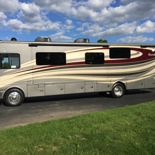 2017 Fleetwood Bounder Class A available for rent in Bristol, Wisconsin