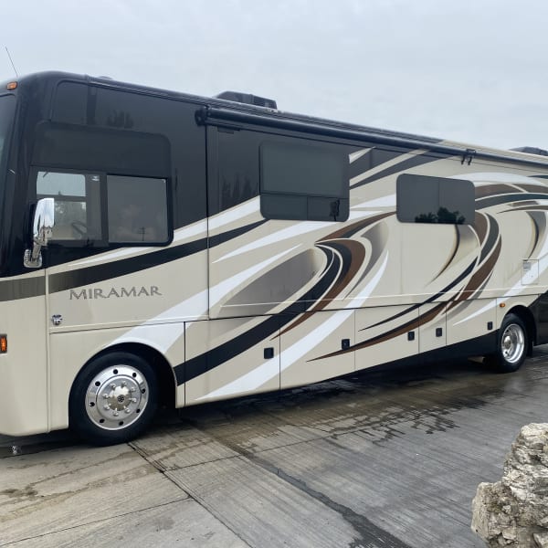 2017 Thor Miramar Class A available for rent in Pontiac, Illinois