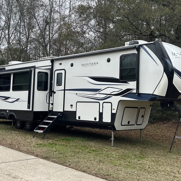 2023 Keystone RV Montana High Country Fifth Wheel available for rent in Franklinton, Louisiana