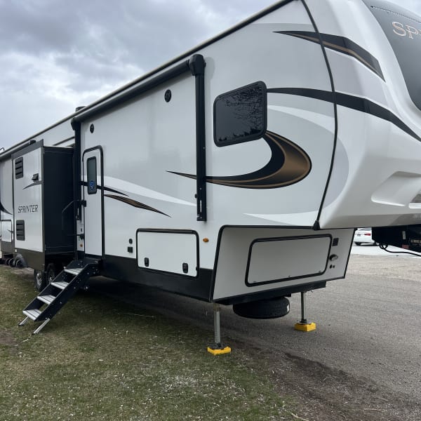 2022 Keystone Sprinter Fifth Wheel available for rent in Blackfoot, Idaho