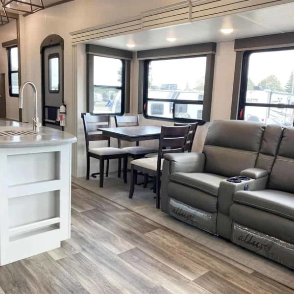 2022 Keystone Cougar Fifth Wheel available for rent in Marion, Texas