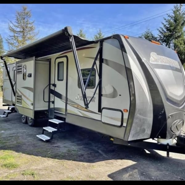 2017 Keystone RV Sprinter Limited Travel Trailer available for rent in Ephrata, Washington