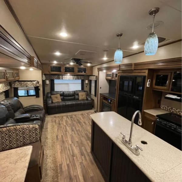 2017 Forest River Coachmen Chaparral Fifth Wheel available for rent in claremore, Oklahoma
