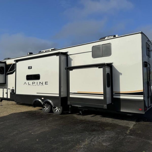 2025 Keystone Alpine Fifth Wheel available for rent in Myrtle Beach, South Carolina