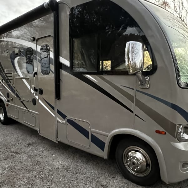 2016 Thor Axis Class A available for rent in Saint Hedwig, Texas