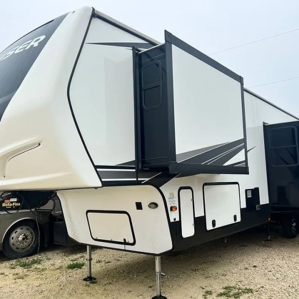 2020 Crossroads RV Cruiser Fifth Wheel available for rent in Granger, Texas