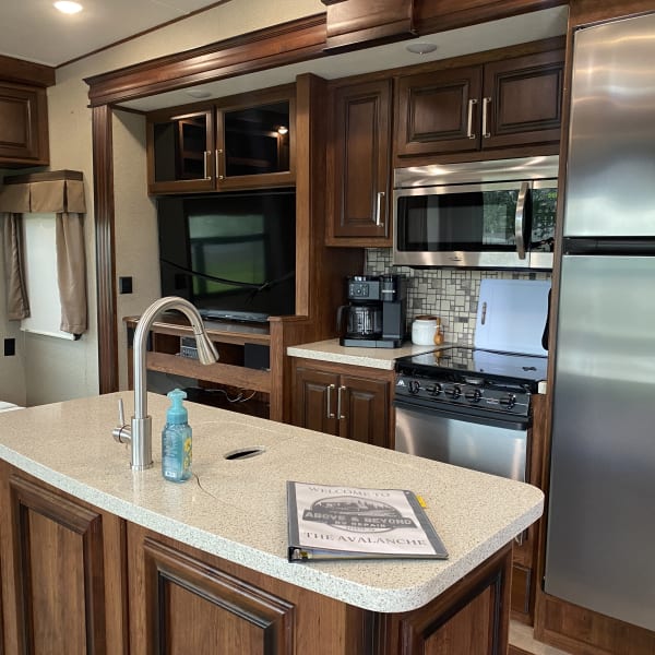 2017 Keystone RV Avalanche Fifth Wheel available for rent in Sparta, Tennessee
