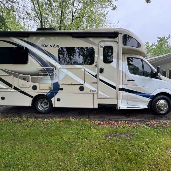 2018 Thor Siesta Class C available for rent in Beach Park, Illinois