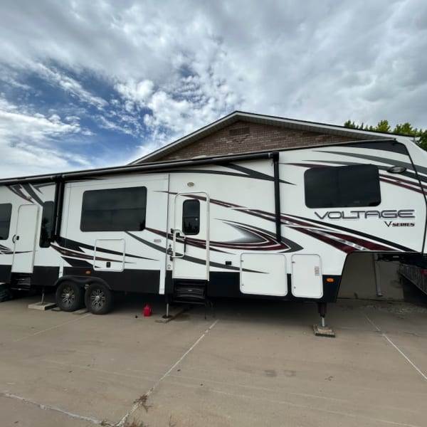 2014 Dutchman Voltage 3605V Fifth Wheel available for rent in Hooper, Utah