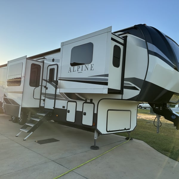 2021 Keystone RV Alpine Fifth Wheel available for rent in Headland, Alabama
