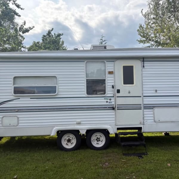 2000 Keystone RV Sprinter Fifth Wheel available for rent in Algoma, Wisconsin