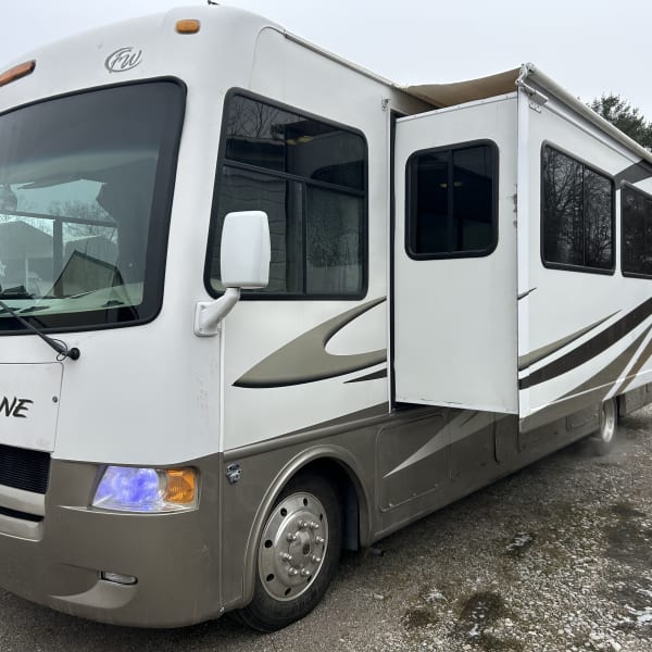 2010 Four Winds Hurricane Class A available for rent in Marietta, Ohio