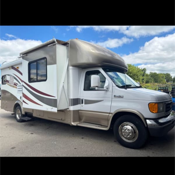 2006 Triple E Regency Class C available for rent in Crystal Beach, Ontario