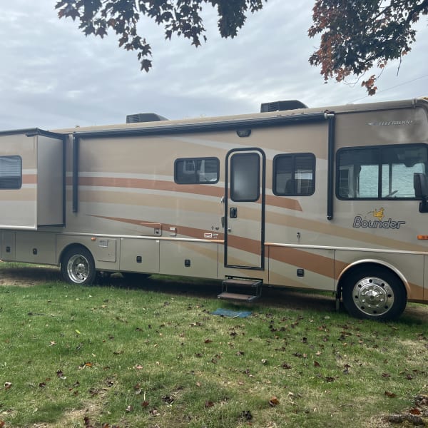 2008 Fleetwood Bounder Class A available for rent in Oregon City, Oregon
