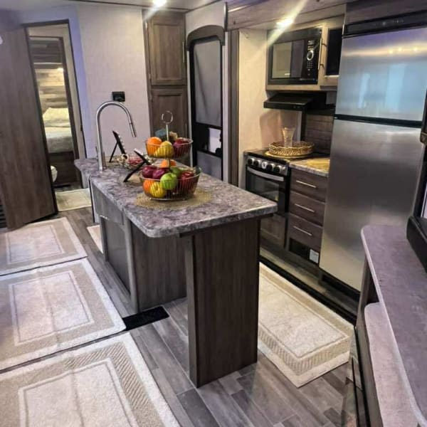 2024 Crossroads RV Zinger Travel Trailer available for rent in Apple Valley, California