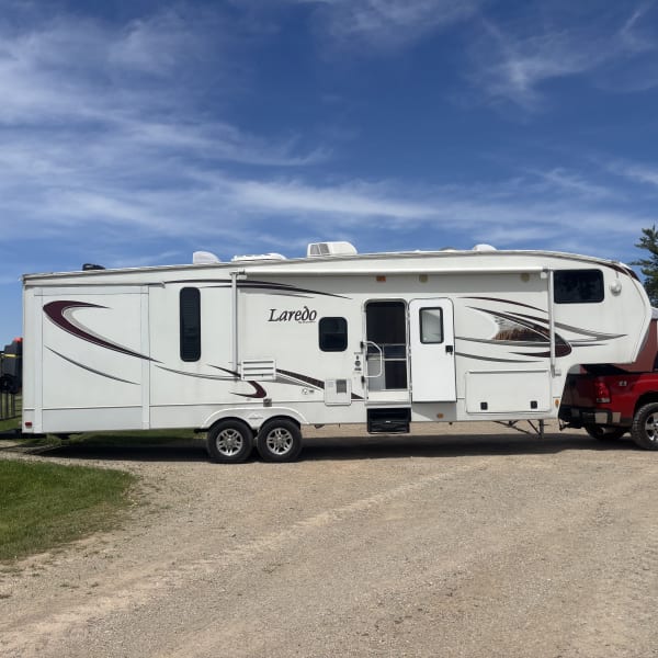 2007 Keystone RV Laredo Fifth Wheel available for rent in Black Creek, Wisconsin